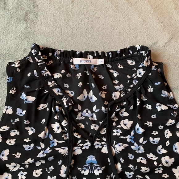 Ricki’s Tied V-Neck Tank - Picture 3 of 7